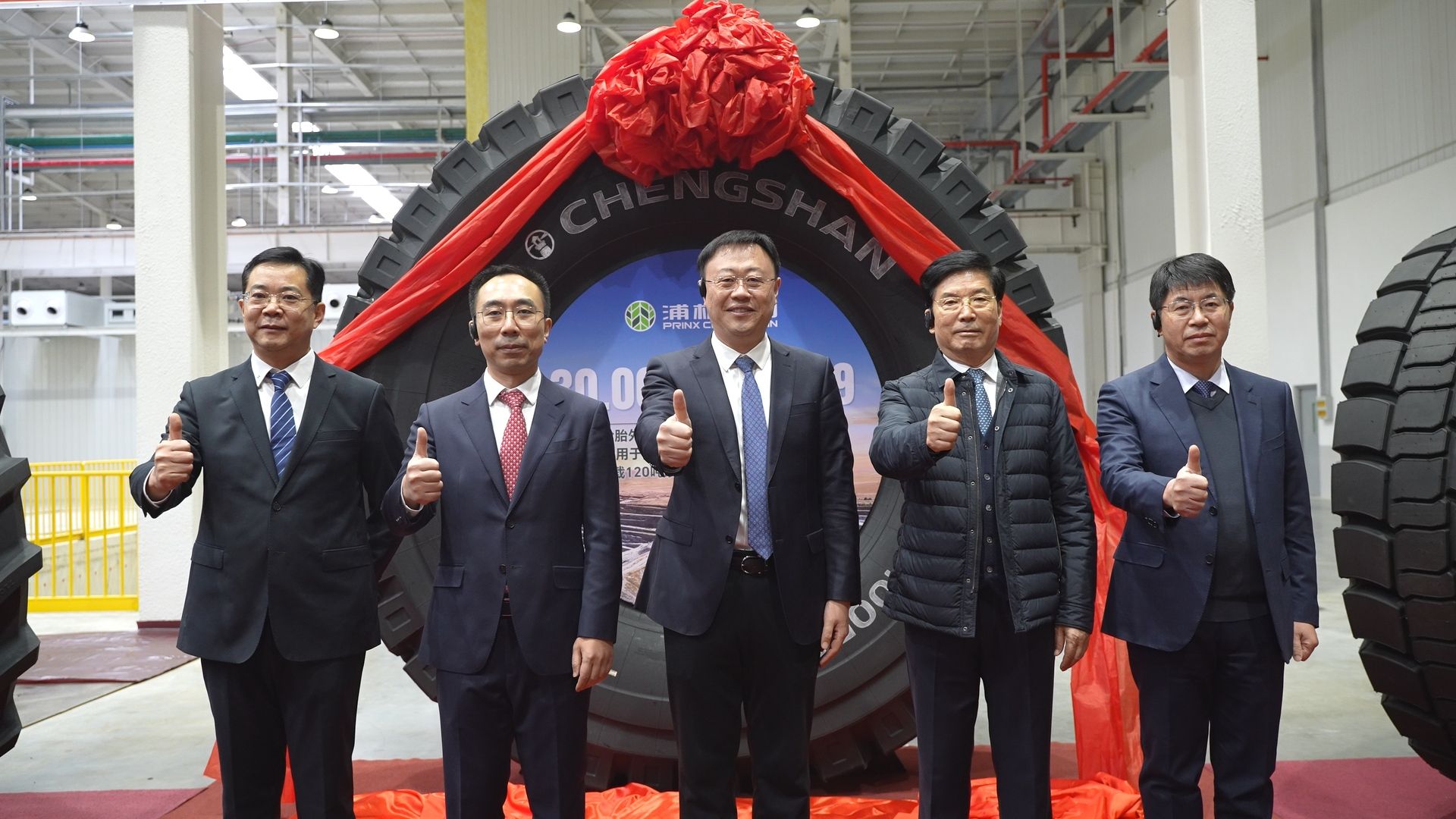 企鹅体育vip在线全站首条非公路巨胎30.00R51成功下线